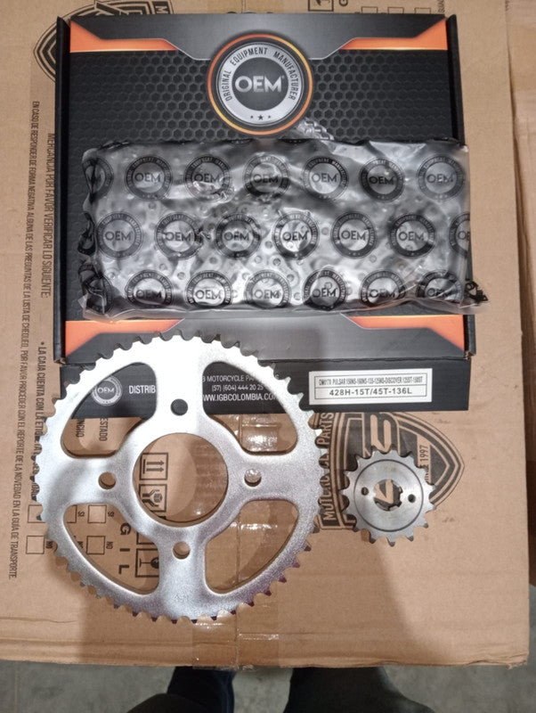 Kit de Arrastre 15x45 4 Huecos (Cadena 428H-136) para Motocicleta Bajaj Pulsar 150 NS, 160 NS, 135, 125 NS, Discover 125 ST, 150 ST - Marca OEM (Calidad Original) (Despacho 4 a 5 días hábiles)